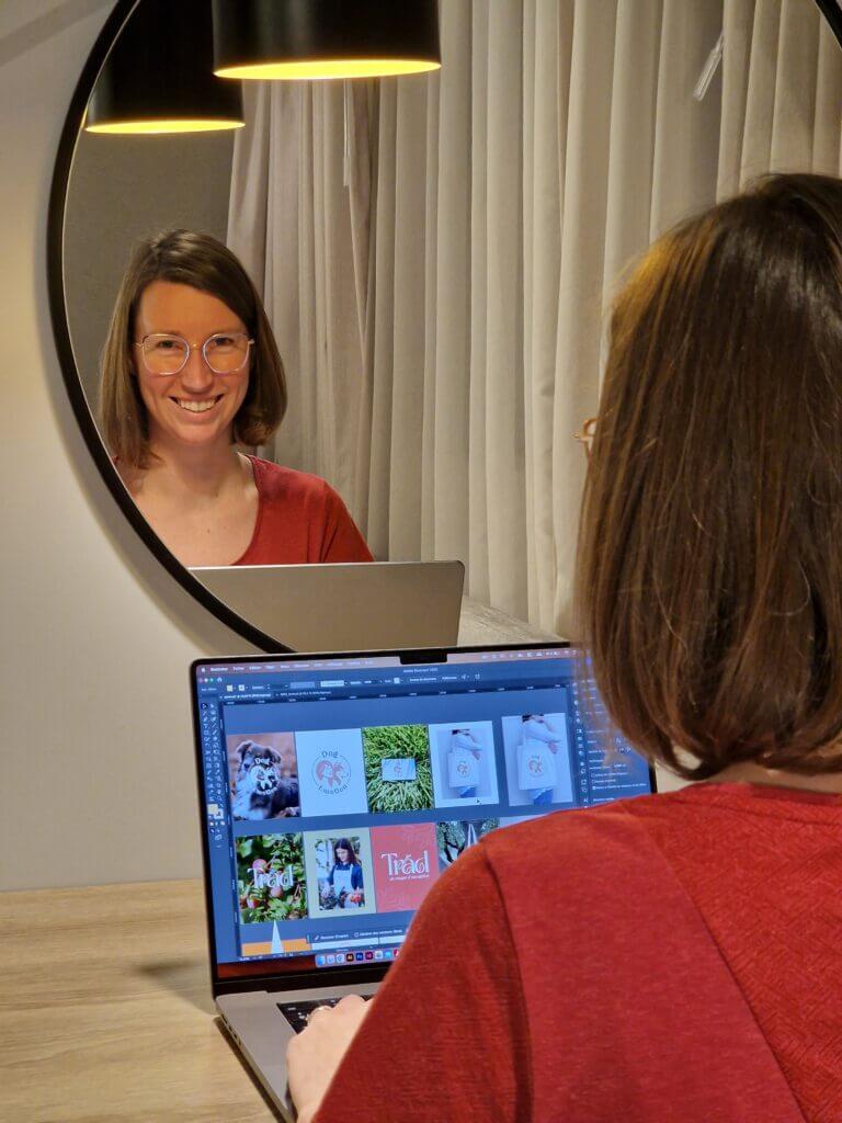 Chloé Weiss travaillant sur son ordinateur